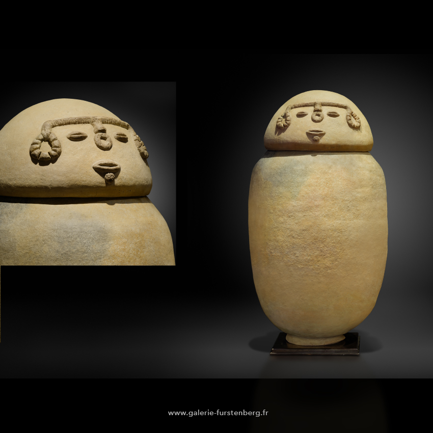 URNE AU VISAGE ÉPURÉ. Terre cuite ocre beige. Colombie précolombienne , Rio Magdalena, 800-1400 après JC. Hauteur: 58,7 cm