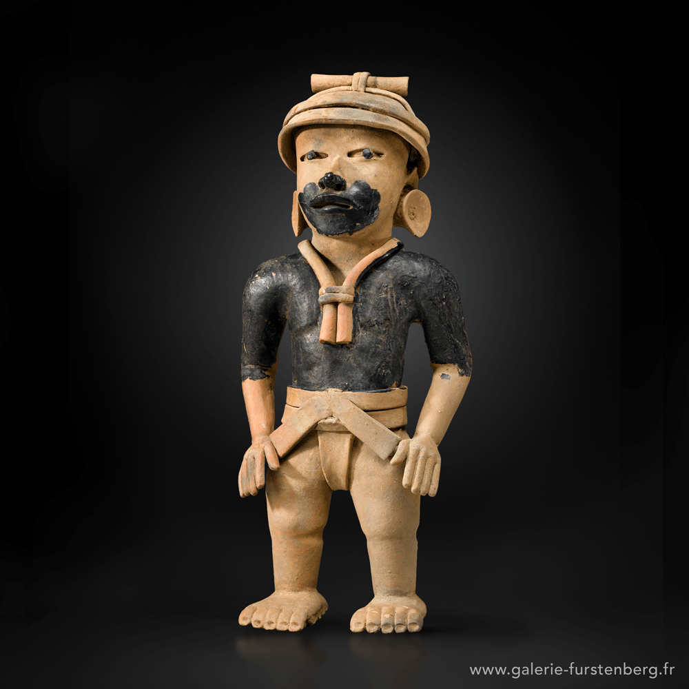 DIGNITAIRE STATIQUE AU CASQUE Terre cuite ocre beige et goudron naturel Mexique, culture Veracruz, 500-900 après JC Hauteur : 56,5 cm